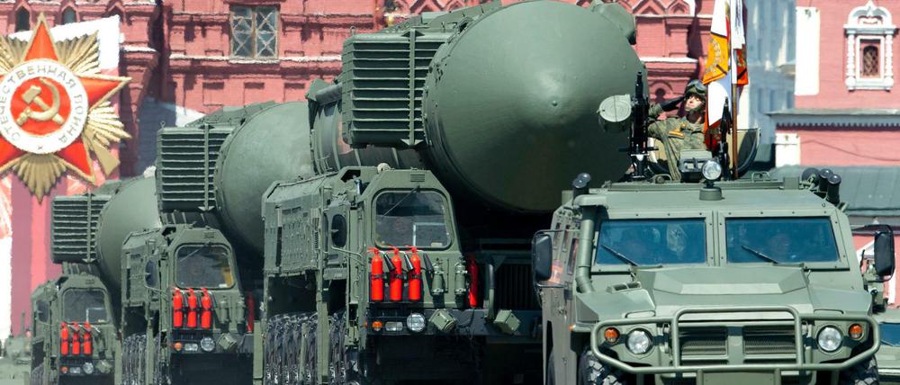 Russische Interkontinentalraketen werden bei einer Parade gezeigt.