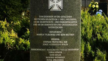 Das Denkmal in Oberschlesien, wie es am Volkstrauertag eingeweiht wurde. Inzwischen ist es entfernt.
