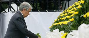 Antonio Guterres, Generalsekretär der Vereinten Nationen, legt einen Kranz am Kenotaph nieder während der Zeremonie zum 77. Jahrestag des US-Atombombenangriffs auf die Stadt im Hiroshima Peace Memorial Park in Hiroshima.