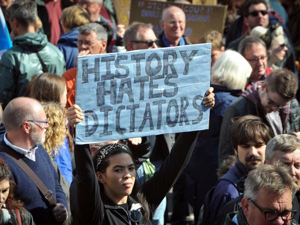 Überall im Land protestieren Menschen gegen den Zwangsurlaub für das britische Parlament.