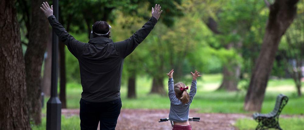 Endlich darf ein Vater aus Sevilla mit seiner Tochter eine Runde im Park gehen. 