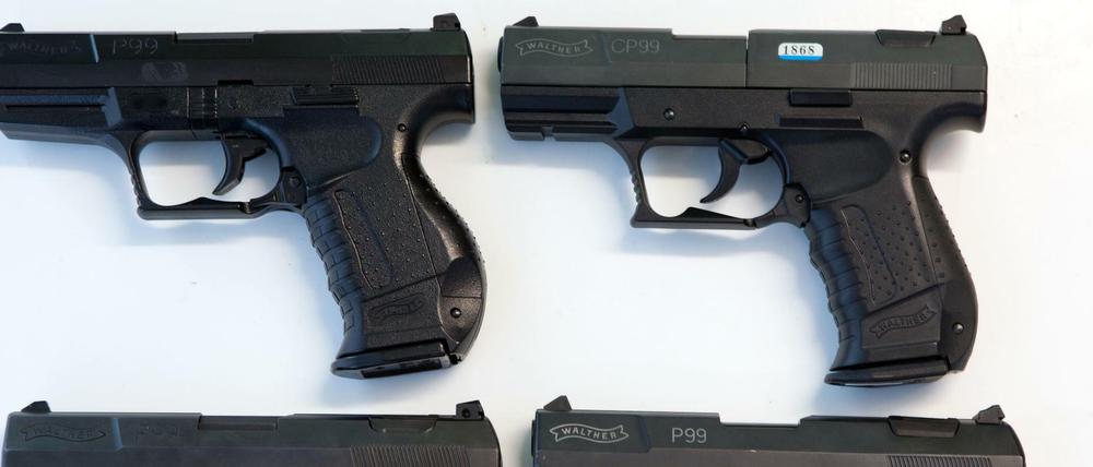 Pistolen vom Typ Walter P99 als Softairwaffe (oben links), als Luftdruckwaffe (oben rechts), als Schreckschusswaffe (unten rechts) und als scharfe Waffe (unten links).