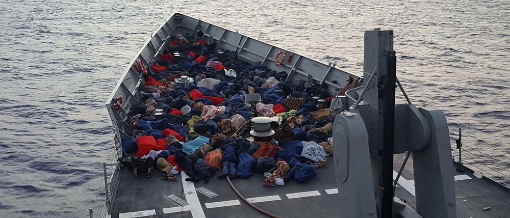 Ein Bild der spanischen Armee zeigt gerettete Migranten im Jahr 2016. Das Schiff war für die "Sophia"-Mission im Einsatz. 