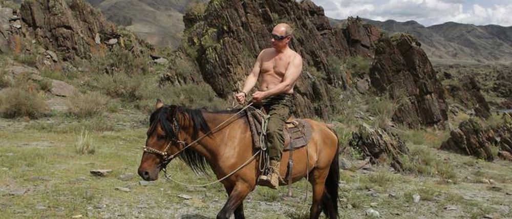 Der russische Präsident Wladimir Putin posiert 2009 auf oberkörperfrei auf einem Pferd.