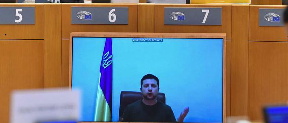 Der ukrainische Präsident Selenskyj appelliert bei einer Dringlichkeitssitzung des EU-Parlaments an dessen Solidarität. 