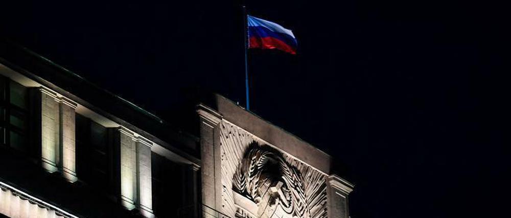 Die russische Nationalflagge flattert auf dem Gebäude der Staatsduma, der unteren Kammer des russischen Parlaments.
