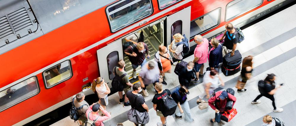 Fahrgäste steigen am 30. Juni 2022 am Berliner Hauptbahnhof aus einem Regionalexpress aus. (Archivbild)