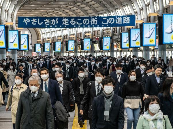 Passant:innen auf einem Bahnhof in Tokio. Die Aufnahme stammt aus dem April 2020.
