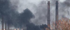 Rauch über dem Asow-Stahlwerk in Mariupol.