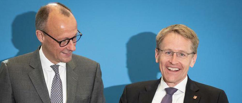 Daniel Günther (CDU, rechts), Ministerpräsident von Schleswig-Holstein steht neben Friedrich Merz, CDU Bundesvorsitzender vor Beginn der Sitzung des CDU Bundesvorstands nach der Landtagswahl in dem nördlichsten Bundesland. 