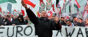Ein Nationalist führt polnische und ungarische Rechtsextreme durch Warschau. Am Unabhängigkeitstag war die Innenstadt Warschaus erneut Bühne für völkische Aufmärsche.