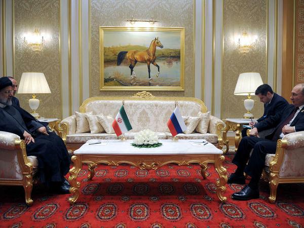 Der russische Präsident Wladimir Putin (rechts) und der iranische Präsident Ebrahim Raisi bei einem Treffen in Turkmenistan. Am Dienstag findet ein weiteres Treffen statt.