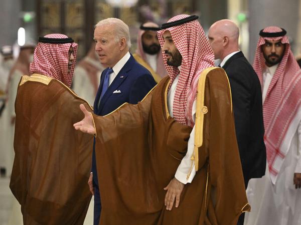 Joe Biden (2.v.l.) trifft den Kronprinzen von Saudi-Arabien, Mohammed bin Salman (M.).