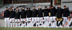 Mit schwarzen Trainingsjacken über ihren Trikots solidarisierten sich die Spieler der iranischen Nationalmannschaft mit den Protesten in ihrem Land.