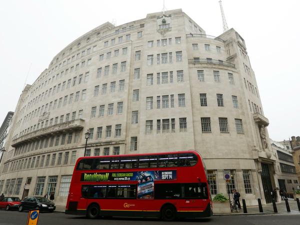 Ein Londoner Bus fährt am BBC Broadcasting House vorbei.
