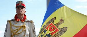 Ein Gardesoldat am Feiertag der Nationalflagge in Moldau am 27. April 2022 in Chisinau