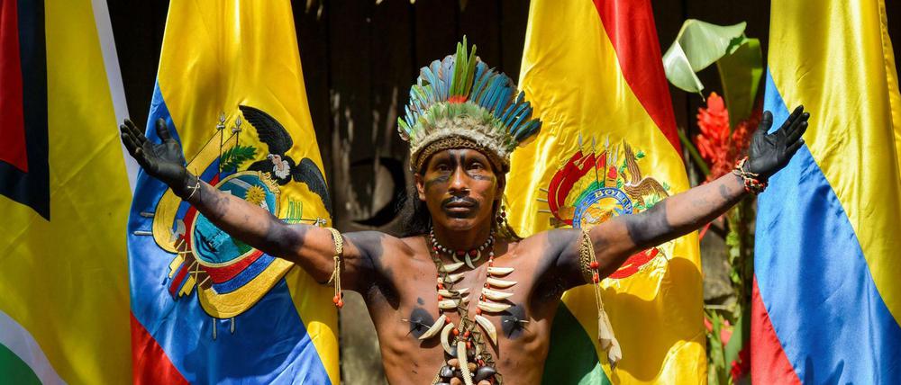Ein Kolumbianer vom Stamm der Tikuna beim Amazonas-Treffen 