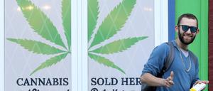 Ein Kunde verlässt ein spezielles Geschäft, das Cannabis-Produkte verkaufen darf.