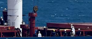 Inspektoren begutachten das Frachtschiff „Razoni“ an der Meerenge vom Bosporus.