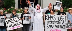 Vor der Botschaft Saudi-Arabiens in Washington zeigt sich ein Demonstrant als Mohammed bin Salman mit blutverschmierten Händen.