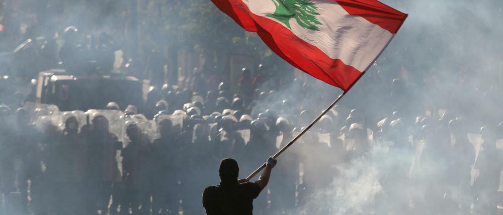 Ein Demonstrant schwingt die libanesische Flagge.