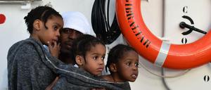 Ein Vater mit seinen drei Töchtern an Bord des Rettungsschiffs "Aquarius".