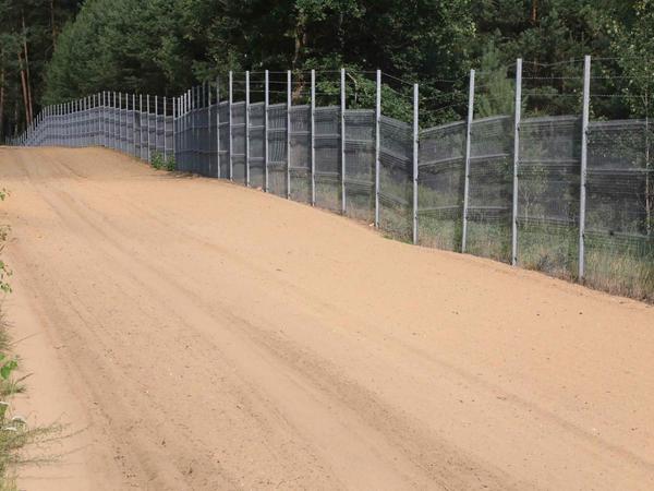 Ein Zaun sichert die Grenze zwischen Litauen (links) und Belarus.