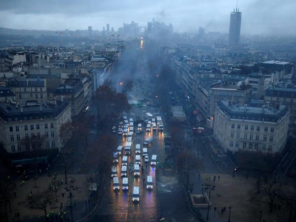 Polizei und Demonstranten in Paris