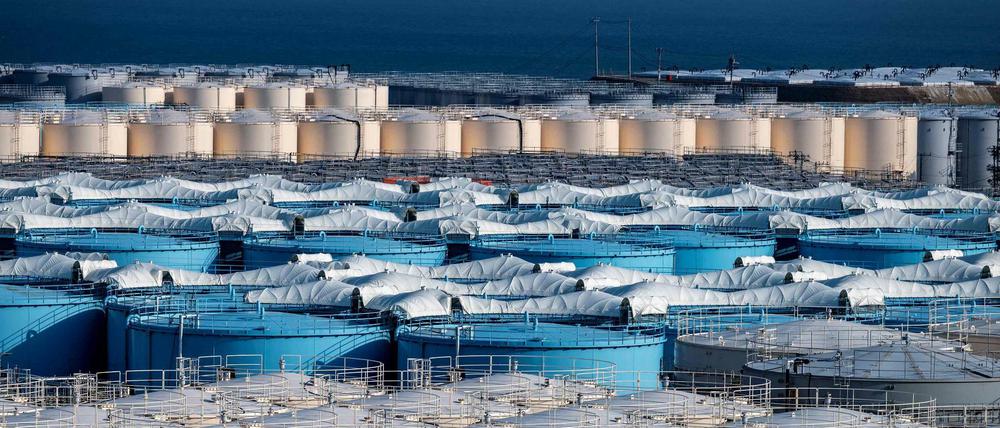 Tanks mit kontaminiertem Kühlwasser auf dem Gelände des Atomkraftwerks Fukushima in Japan. 