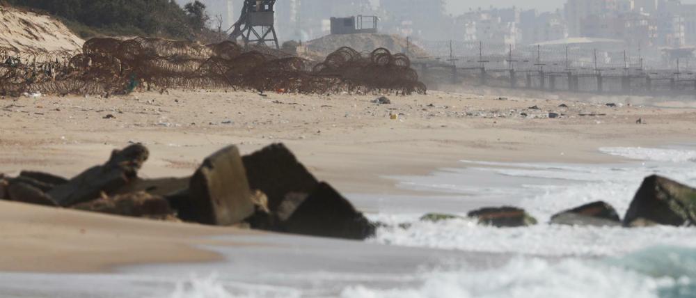 Das Foto zeigt Absperrvorrichtungen nördlich des Gazastreifens am israelischen Sikim-Strand.