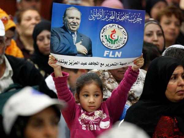 Unterstützer von Algeriens Präsident Abd al-Aziz Bouteflika bei einer Demonstration in Tunis vor der Wahl 2014.