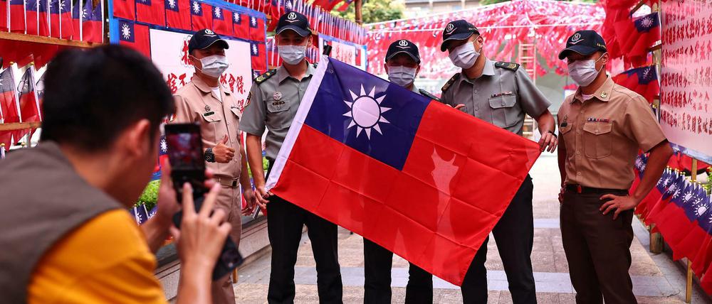 Am Nationalfeiertag Taiwans am 8. Oktober posieren Soldaten mit der Flagge des Inselstaates.