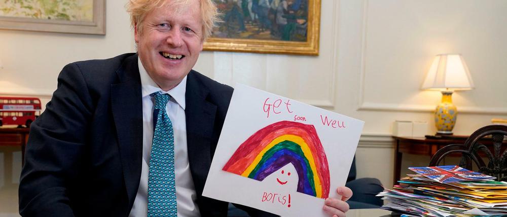 Boris Johnson zeigt Genesungswünsche, die ihn erreicht haben.