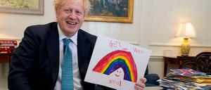 Boris Johnson zeigt Genesungswünsche, die ihn erreicht haben.