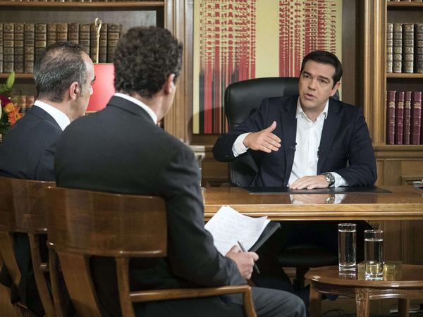 Der griechische Ministerpräsident Alexis Tsipras beim Interview mit dem Staatssender ERT