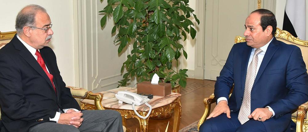 Ölminister Scharif Ismail (links) wurde von Präsident Abdel Fattah al Sisi mit der Bildung einer neuen Regierung beauftragt. 