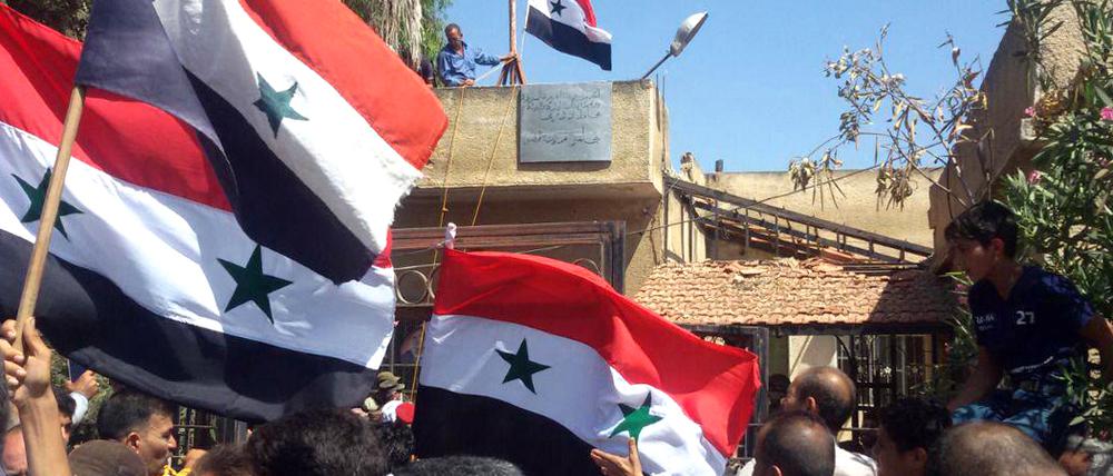 Syrische Flaggen in der Provinz Daraa (Symbolfoto).