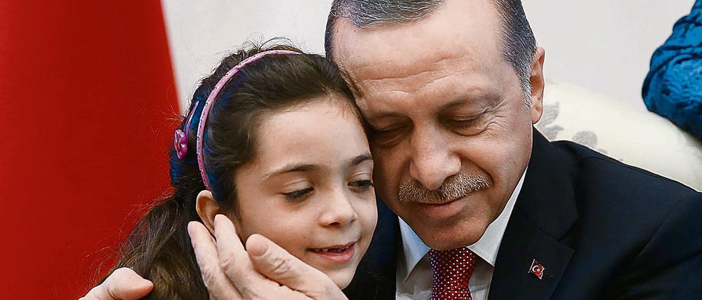 Gut für das Image: Der türkische Präsident Erdogan mit der kleinen Bana aus Aleppo