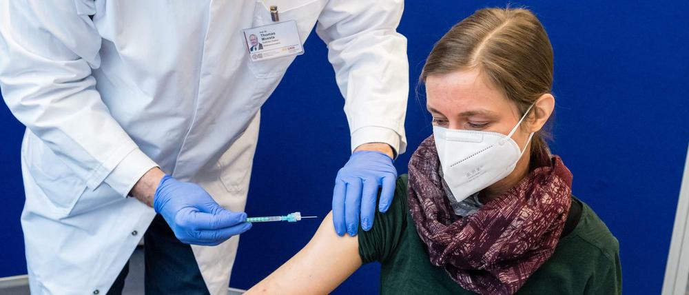 Eine Beschäftigte im Gesundheitswesen erhält in Halle/Saale eine Impfung mit dem Astrazeneca-Vakzin.