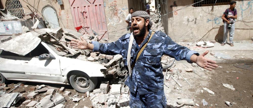 Saudische Kampfjets bombardierten Sanaa, das von den aufständischen Huthis kontrolliert wird. Zuvor hatten die Rebellenmilizen Ölanlagen der Golfmonarchie attackiert.