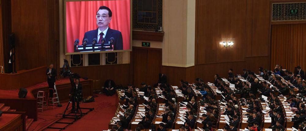 Delegierte, hört die Signale: Li Keqiang spricht zur Eröffnung des Volkskongresses in der Großen Halle des Volkes. 