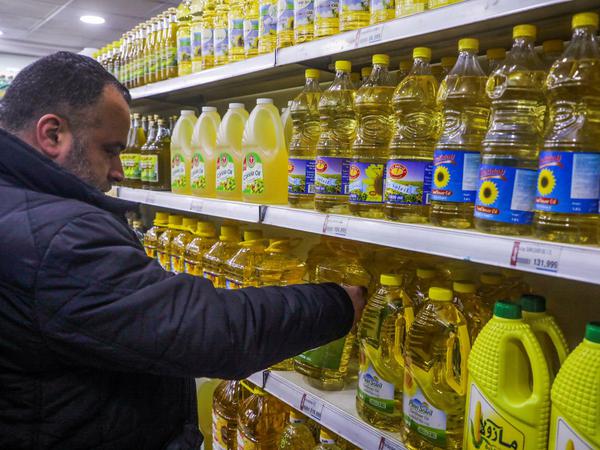 Auch Sonnenblumenöl ist wie hier in Beirut Mangelware und sehr teuer.