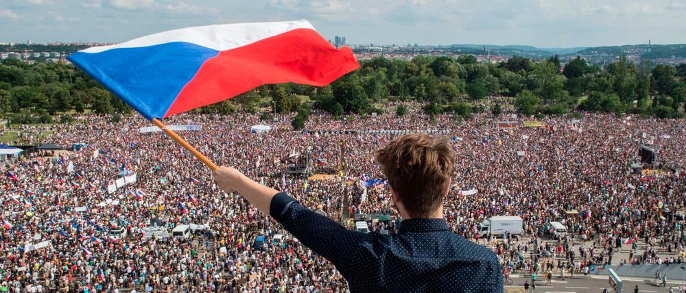 In Prag demonstrierten bis zu 300 000 Menschen gegen Präsident Andrej Babis. 