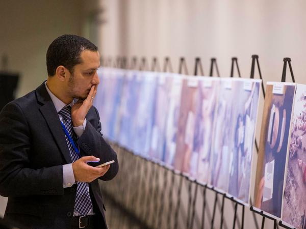 Blankes Entsetzen. Ein Mann schaut sich eine Ausstellung über syrische Folteropfer an.