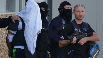 Abgeführt. Der Verdächtige des Terroranschlags bei Lyon wird von der Polizei verhaftet. 