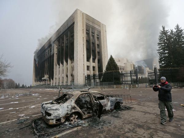 Das Rathaus von Almaty ist am 6. Januar ausgebrannt.