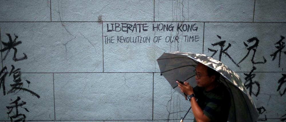 Ein Graffiti fordert mehr Demokratie und Freiheit in Hongkong. 