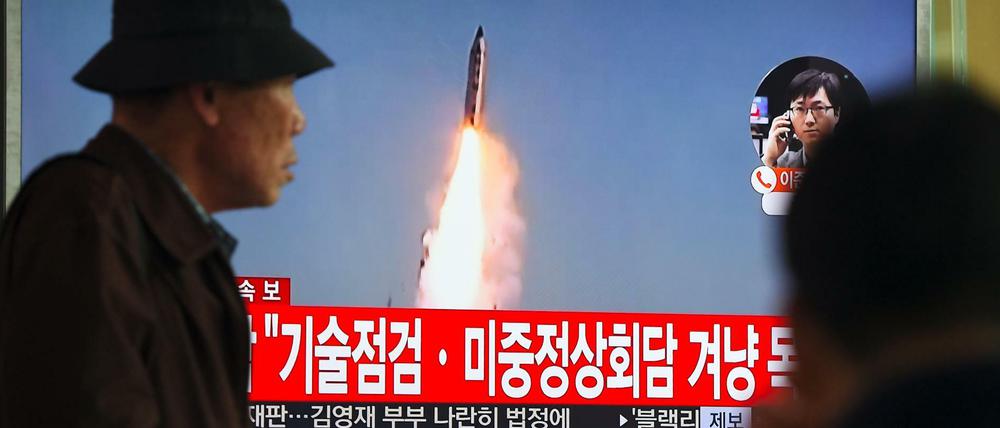 Ein Fernseher im südkoreanischen Seoul zeigt den Raketentest des Nachbarn aus dem Norden.