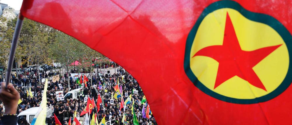 Fahne der verbotenen Kurdischen Arbeiterpartei PKK. In Paris demonstrieren so trotzdem Tausende. Die PKK wird in Deutschland härter verfolgt als in anderen EU-Ländern.