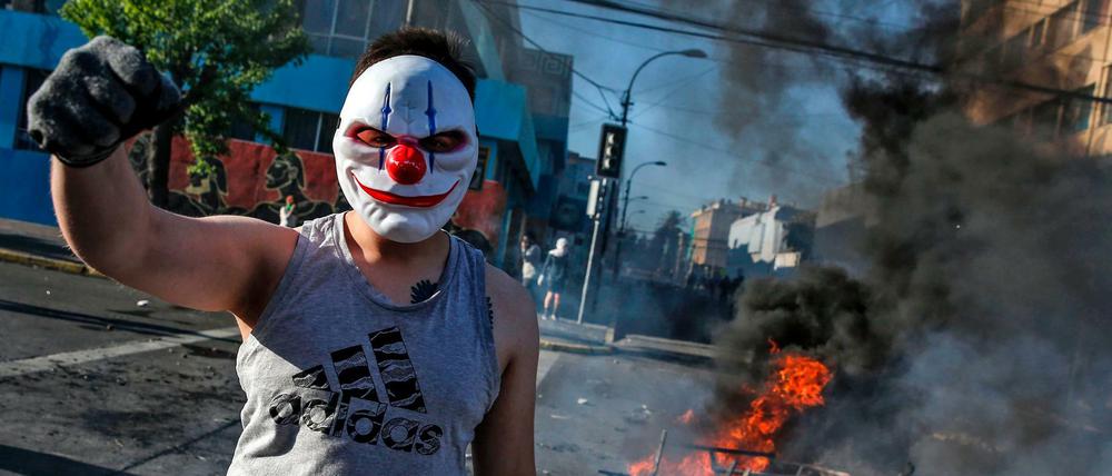 Ein maskierter Protestler in der chilenischen Stadt Valparaiso